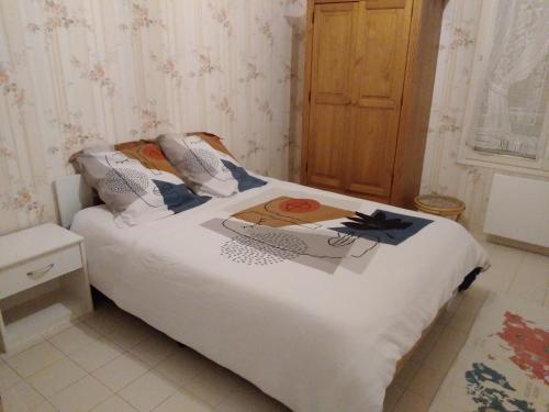 - une chambre avec un lit doté de draps et de rideaux blancs dans l'établissement Nuits paisibles à la campagne, à Vicq-sur-Nahon