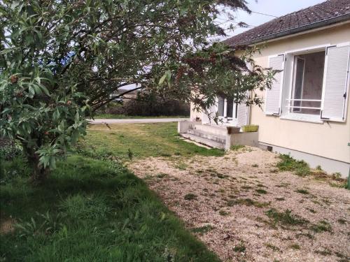 une cour devant une maison avec un arbre dans l'établissement Nuits paisibles à la campagne, à Vicq-sur-Nahon