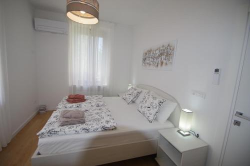 Bright & Modern 2-Bedroom Flat in Pula