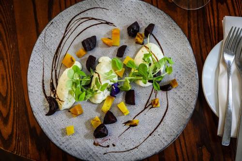 une assiette de nourriture avec des légumes sur une table dans l'établissement Angmering Manor Hotel, à Angmering