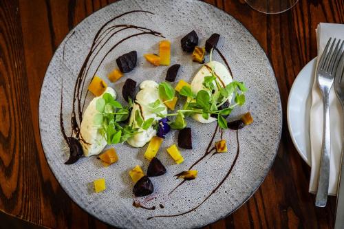 AngmeringにあるAngmering Manor Hotelのテーブルの上に野菜が添えられた料理の皿