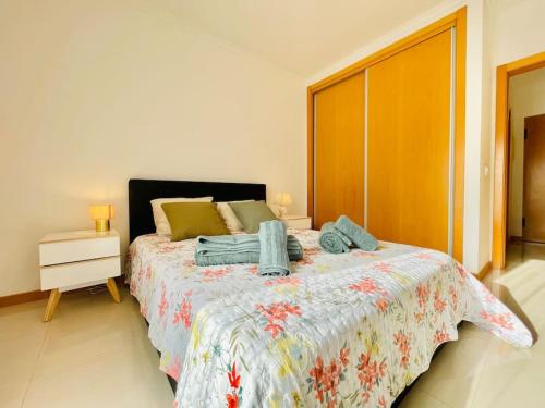 - une chambre avec un grand lit et un couvre-lit dans l'établissement PêraDoce - Beach 150m - Terrace - Private Parking, à Armação de Pêra