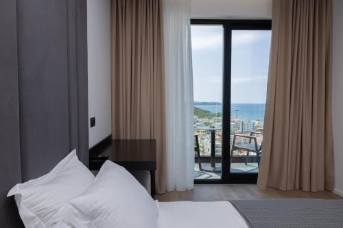 - une chambre avec un lit et une fenêtre avec vue dans l'établissement Lans Hotel, à Ksamil