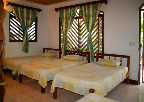 A bed or beds in a room at Hotel Marielos