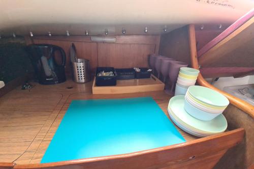 einen Tisch mit Teller und Schüsseln auf einem Boot in der Unterkunft Husbåten Vega 2 Göteborg City in Göteborg