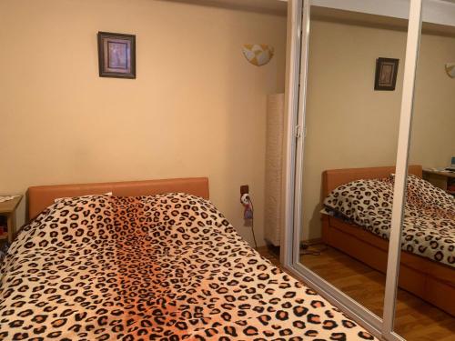 Un pat sau paturi într-o cameră la Mari Holiday House
