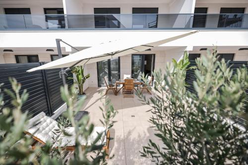 Brand new apt close to beach!+free parking