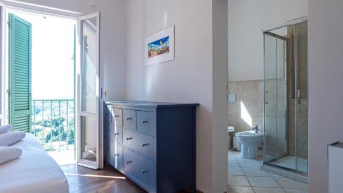 佩魯賈的住宿－City Center - Alba di Perugia，一间带蓝色梳妆台的卧室和一间浴室