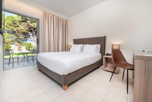 Postel nebo postele na pokoji v ubytování Smaragdi Kos Hotel