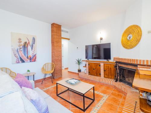 a living room with a couch and a tv at Cubo's Lemon House in Cártama