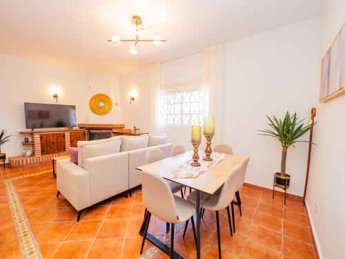a living room with a table and a couch at Cubo's Lemon House in Cártama