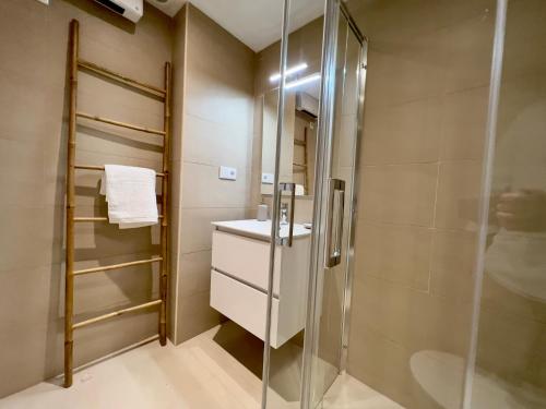 y baño con ducha y lavamanos. en Balnea O Pazo, en Mondariz-Balneario