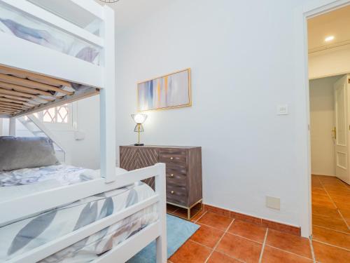 a bedroom with two bunk beds in a room at Cubo's Lemon House in Cártama