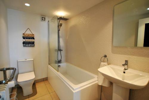 łazienka z umywalką, wanną i toaletą w obiekcie Aqua Vista- seafront cottage Cellardyke w mieście Anstruther