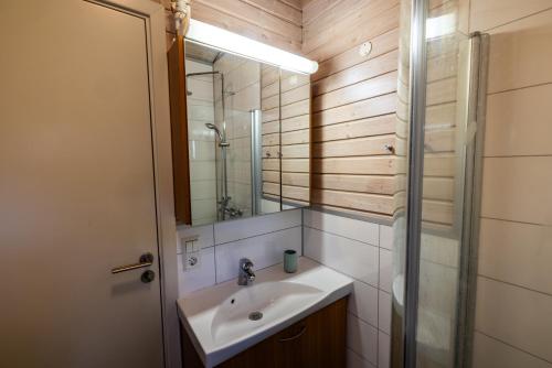 een badkamer met een wastafel en een spiegel bij Efsti-Dalur Cottages in Úthlid