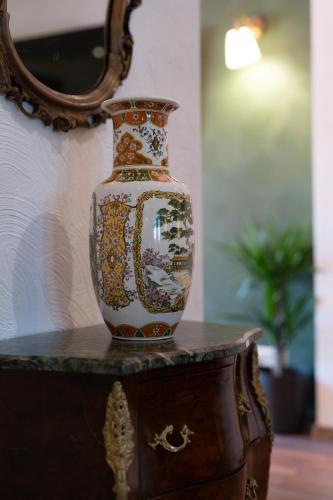 a vase sitting on a table in front of a mirror at Jupa's Hotel in Düsseldorf