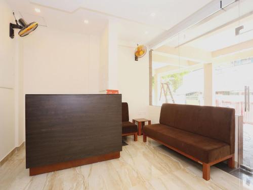 - un salon avec un canapé et une table dans l'établissement Hotel Better Inn, à Ernakulam