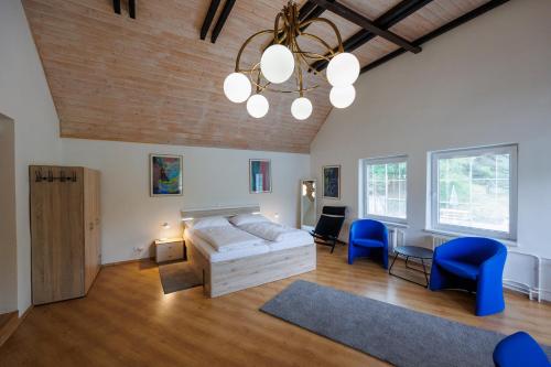 - un salon avec un lit, une table et des chaises dans l'établissement Pension U Golfu Cihelny, à Karlovy Vary