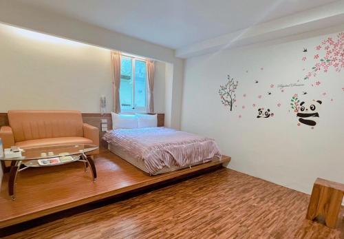 鹿谷的住宿－南投溪頭尚緹會館(民宿)，一间卧室配有一张床、一张桌子和一个窗户。