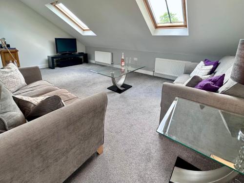 ein Wohnzimmer mit 2 Sofas und einem Glastisch in der Unterkunft 7 Blue bridge Luxury Loft Apartment with private parking in York