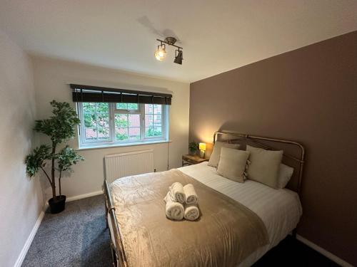 1 dormitorio con 1 cama con 2 toallas en Comfortable 3 Bed House with Garden & Parking en Nottingham