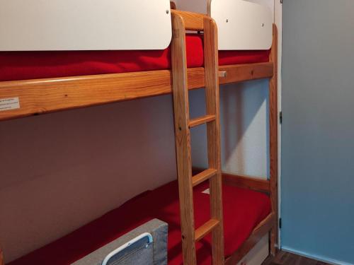 quelques lits superposés dans une chambre dans l'établissement Studio cabine rénové 4 pers. proche centre avec balcon et cuisine équipée - FR-1-689-80, à Villard-de-Lans