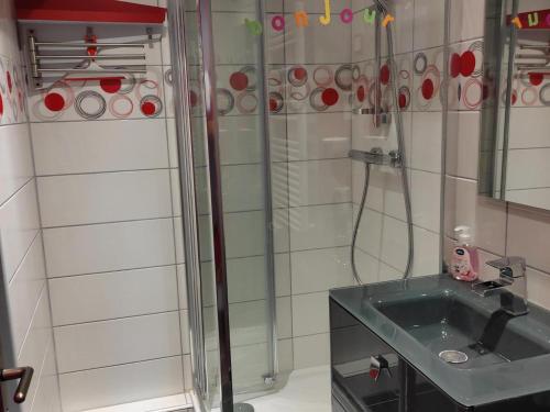 une salle de bain avec un lavabo et une douche dans l'établissement Studio cabine rénové 4 pers. proche centre avec balcon et cuisine équipée - FR-1-689-80, à Villard-de-Lans