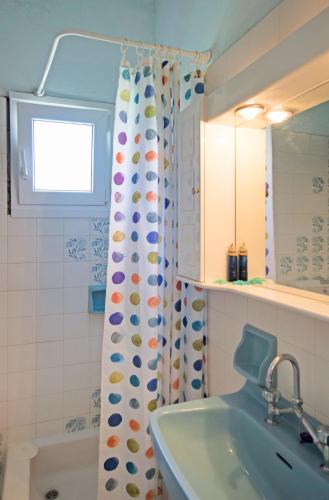 Bilik mandi di Tourlos Beachfront House in Mykonos