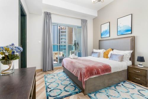 Postel nebo postele na pokoji v ubytování White Sage - Elite Business Bay Residence