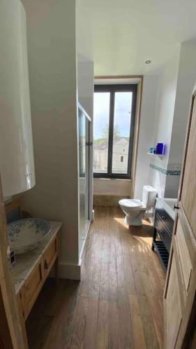 une salle de bain avec toilettes, lavabo et fenêtre dans l'établissement Le Presbytère - Touillon, jacuzzi, 4 chambres pour 10, à Touillon
