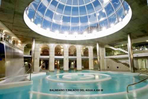 モンダリス・バルネアリオにあるBalnea San Pedroのガラスドームのある建物内のプール