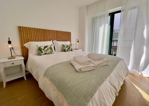 モンダリス・バルネアリオにあるBalnea San Pedroのベッドルーム1室(大型ベッド1台、タオル付)