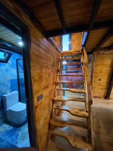 una escalera en una sauna con aseo en Bungalow In Iznik, en İznik