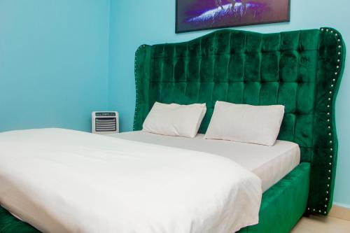 Ένα ή περισσότερα κρεβάτια σε δωμάτιο στο Rare APT- 1BR in Bukoto with Netflix, WiFi, and Free Parking