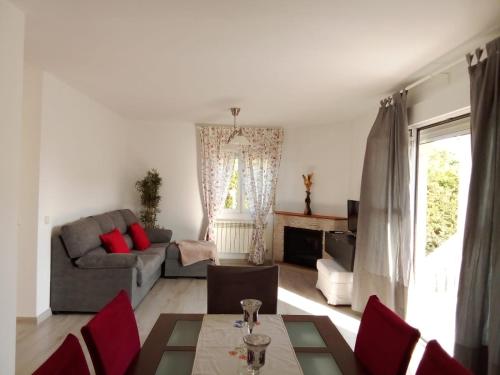 ein Wohnzimmer mit einem Sofa und einem Tisch in der Unterkunft La Casa de Marta in Chiloeches