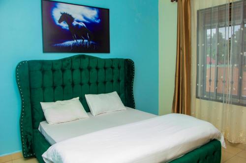 Una cama o camas en una habitación de Rare APT for solo and couple Travellers