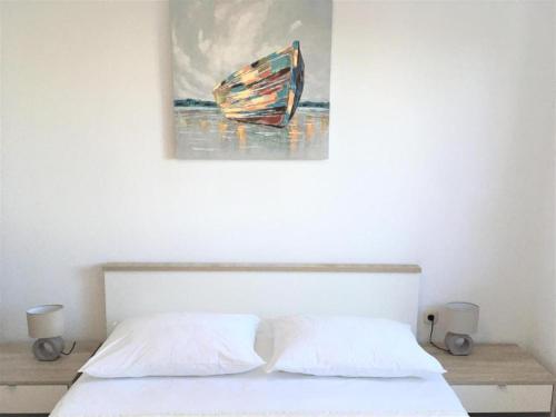 Schlafzimmer mit einem Bett mit Wandgemälde in der Unterkunft Cosy apartment on the Beach - Kali in Kali