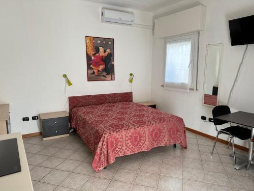 維洛納的住宿－Casa Perlar，一间卧室配有一张红色床罩的床