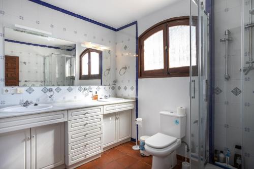 y baño con aseo, lavabo y ducha. en Fuente Del Baden, en Nerja