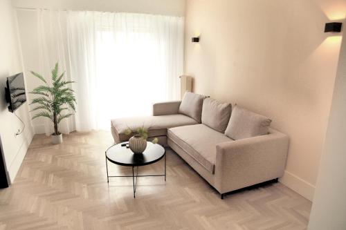 uma sala de estar com um sofá e uma mesa em Citybreak Apartments 301 em Atenas