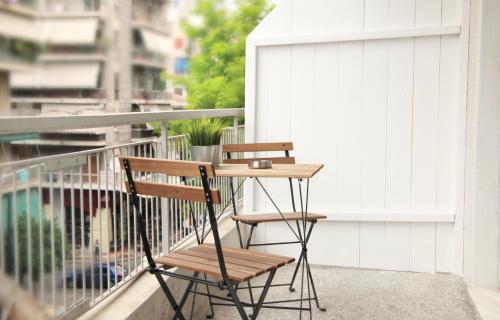 uma cadeira e uma mesa numa varanda em Citybreak Apartments 301 em Atenas