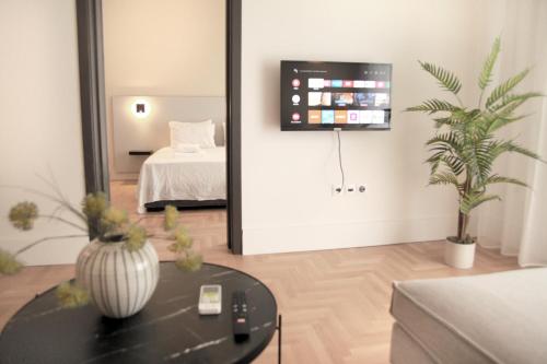 uma sala de estar com um quarto com uma cama e um espelho em Citybreak Apartments 301 em Atenas