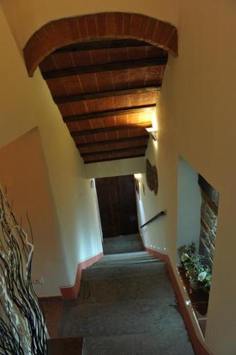 a staircase in a house with a wooden ceiling at Bed & Breakfast Viziottavo in Castiglion Fiorentino