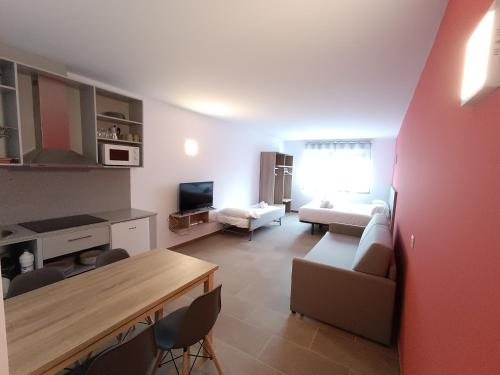 uma sala de estar com um sofá e uma mesa em Apartamentos Turísticos Pontepedriña by Bossh! Hotels em Santiago de Compostela