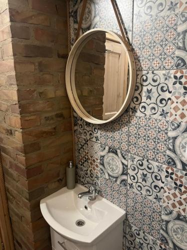 La salle de bains est pourvue d'un lavabo et d'un miroir. dans l'établissement GRASÓWKA, à Werlas