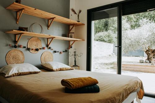 Un pat sau paturi într-o cameră la La Villa Ô Bois - Billard & Baby-Foot - face à la forêt