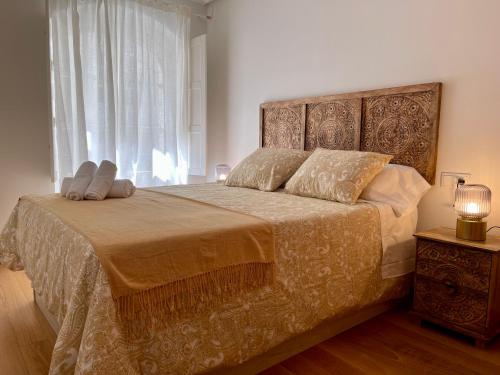 奧倫塞的住宿－Piso Principal，一间卧室配有带两个枕头的床和窗户