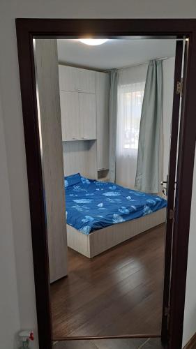 een spiegelbeeld van een slaapkamer met een bed bij Cozy Nest in Sînnicoară