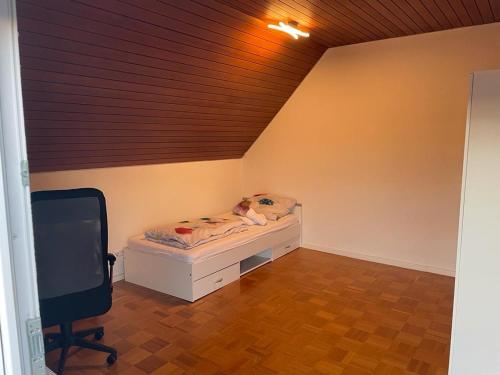 ein kleines Schlafzimmer mit einem Bett und einem Schreibtisch in der Unterkunft FlyHigh Apartment Stuttgart VS2 in Stuttgart