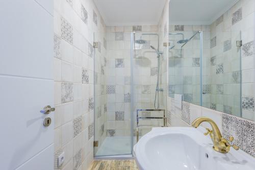 uma casa de banho com um lavatório e um chuveiro em Bela Vista B em Lisboa